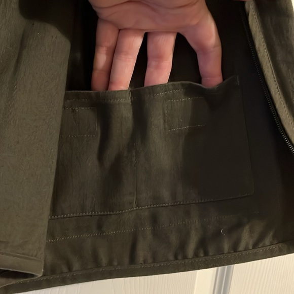 Vintage XXL White River Rmy Green Fly Shop Fly Fishing Vest with 2 lures. - Picture 13 of 13